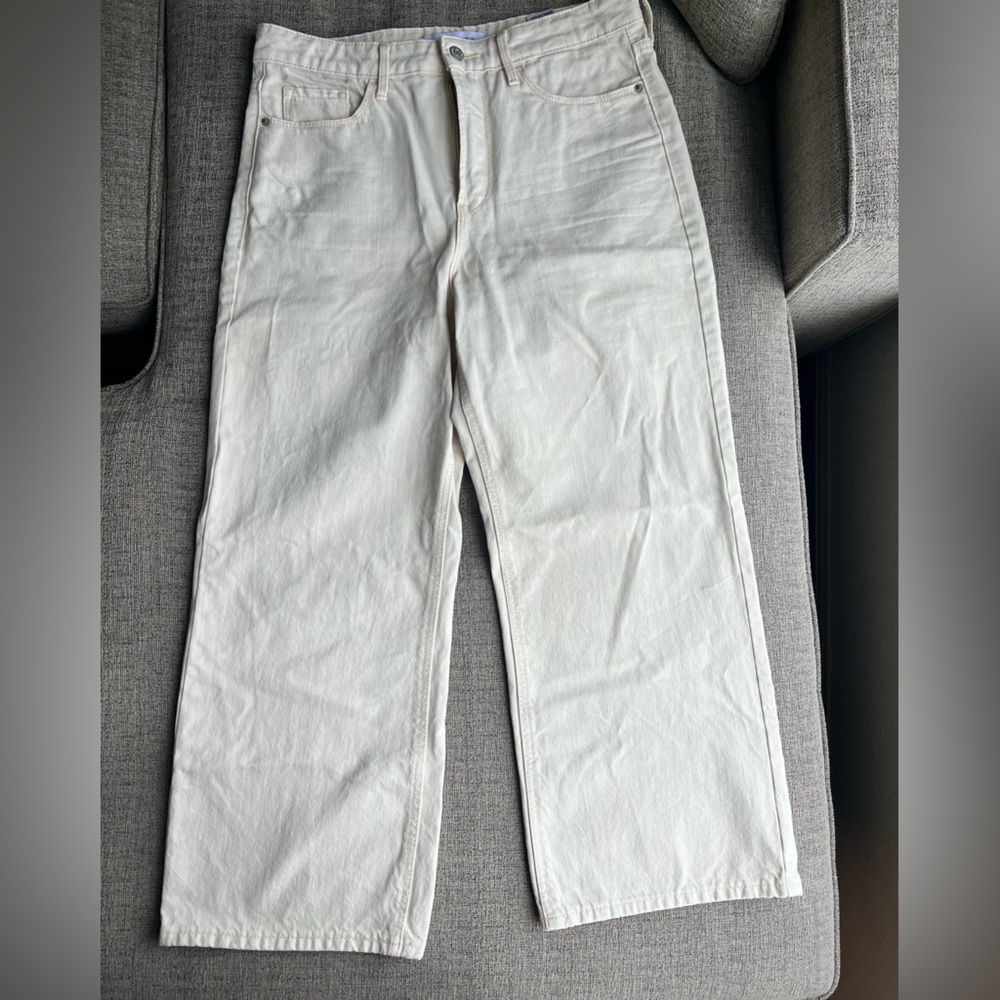 Old Navy Wide Leg Extra High Rise Jeans in Ecru. Ankle Length. Never worn